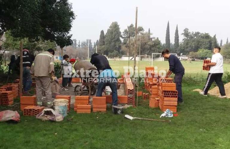 Imagen de Llegaron los materiales y los papás siguen levantando la futura salita médica