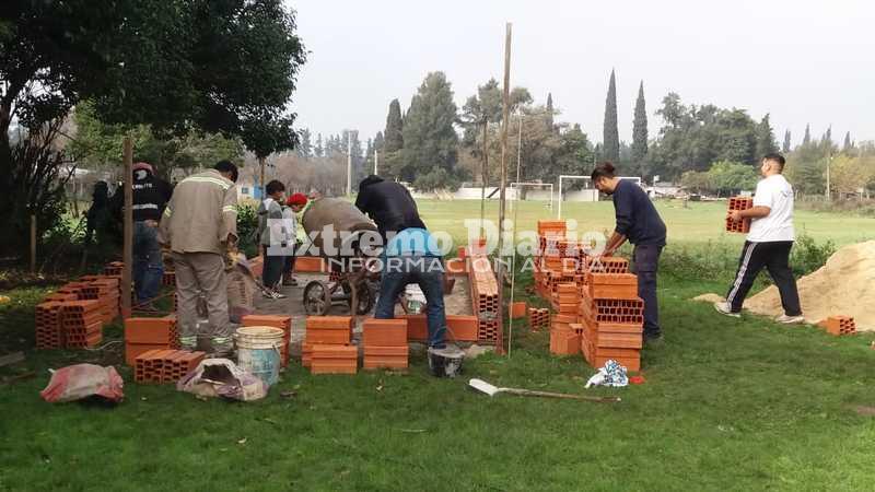 Imagen de Llegaron los materiales y los pap&aacute;s siguen levantando la futura salita m&eacute;dica