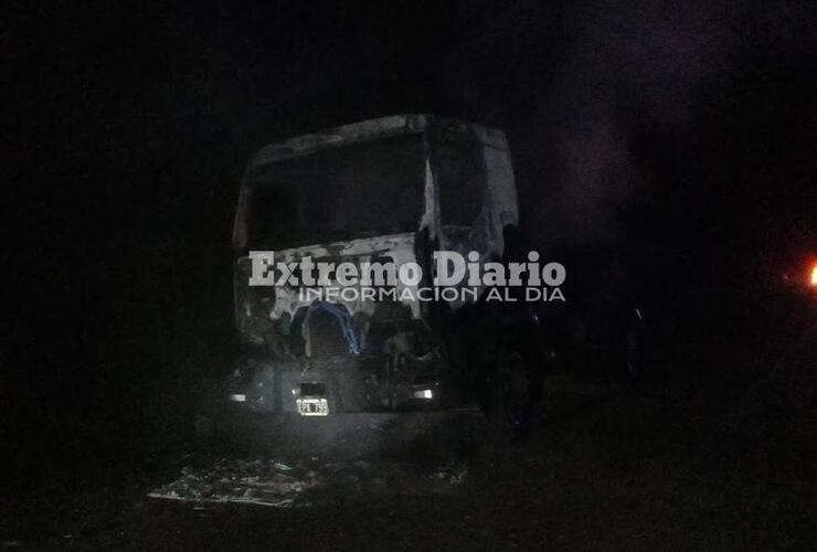 Imagen de Bomberos convocados por incendio de un camión