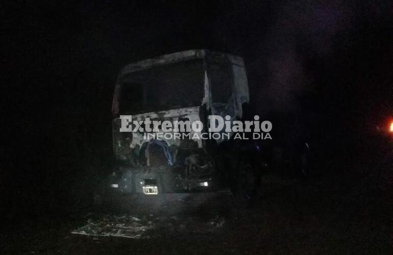 Imagen de Bomberos convocados por incendio de un cami&oacute;n