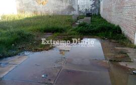 Imagen de Aguas servidas rebalsan de una tapa de cloaca en la comisar&iacute;a