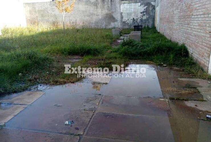 Imagen de Aguas servidas rebalsan de una tapa de cloaca en la comisaría