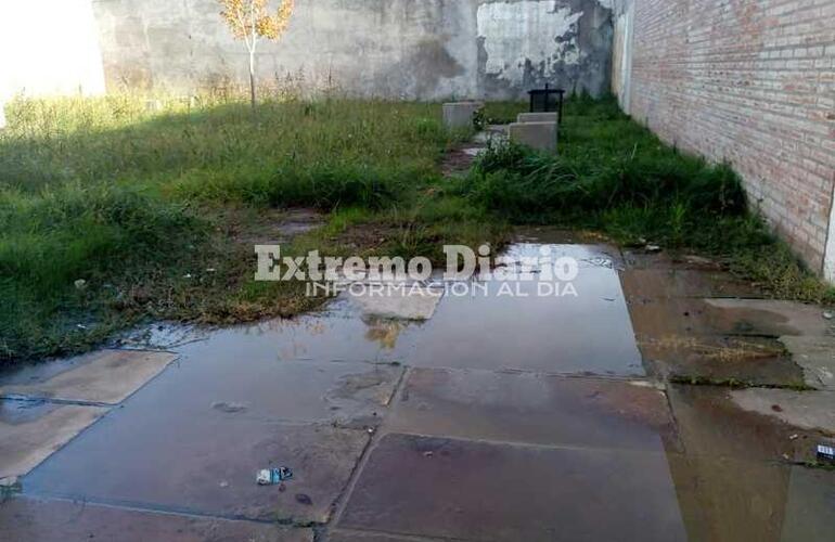 Imagen de Aguas servidas rebalsan de una tapa de cloaca en la comisaría