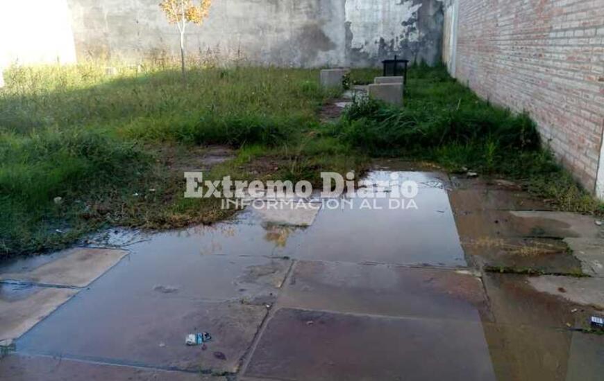 Imagen de Aguas servidas rebalsan de una tapa de cloaca en la comisaría