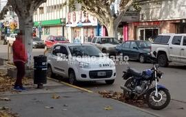 Los dos en infracci&oacute;n. No solo la moto est&aacute; mal estacionada sino que el auto de la imagen est&aacute; en l&iacute;nea amarilla.