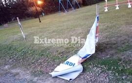 El partido oficialista sufrió el vandalismo en su publicidad