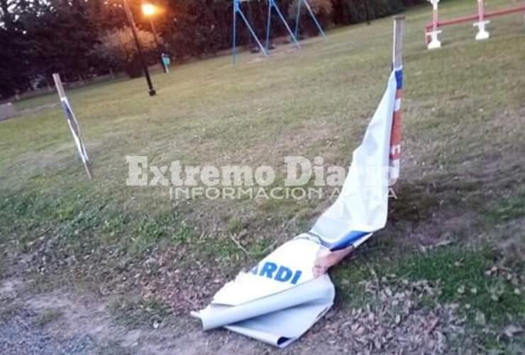 El partido oficialista sufrió el vandalismo en su publicidad