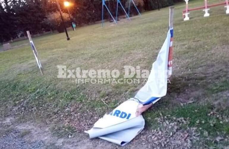 El partido oficialista sufrió el vandalismo en su publicidad