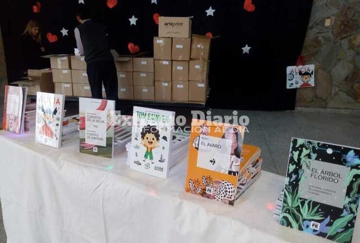 Imagen de El Ministerio de Educación entregó libros