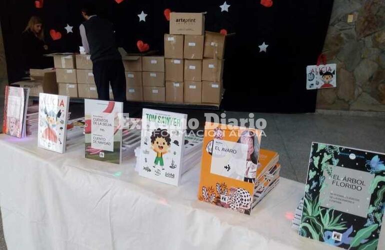 Imagen de El Ministerio de Educación entregó libros