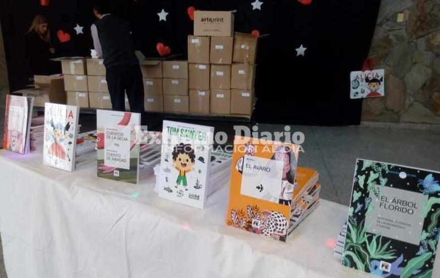 Imagen de El Ministerio de Educaci&oacute;n entreg&oacute; libros