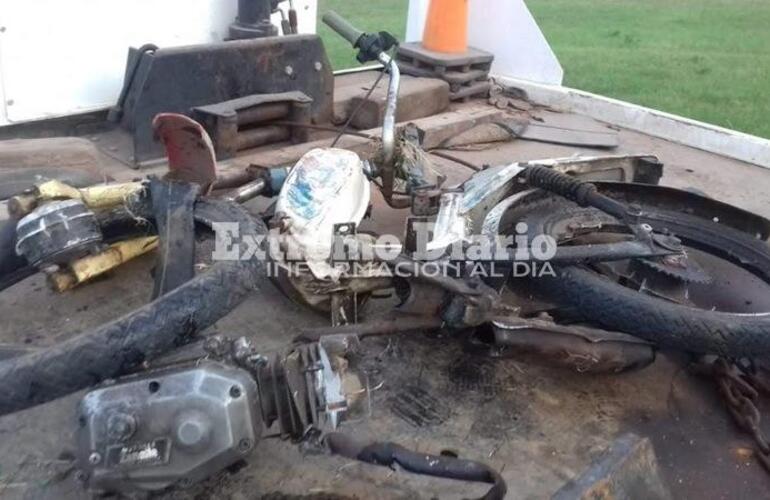 Impactante. Así quedó la moto tras el accidente de esta tarde.