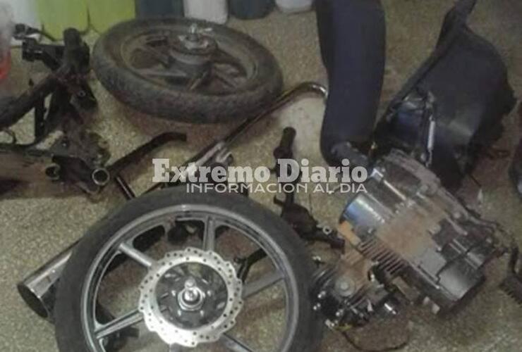 Desarmada. La moto estaba completamente desguazada.