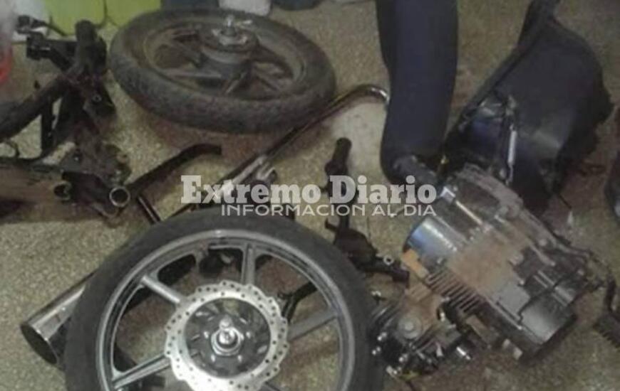 Desarmada. La moto estaba completamente desguazada.