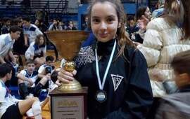 La mejor líbero de la provincia con el trofeo del subcampeonato.
