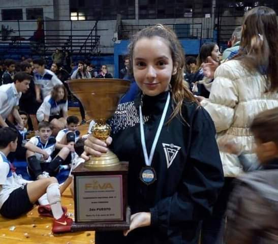 La mejor l&iacute;bero de la provincia con el trofeo del subcampeonato.