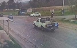 Acceso norte. El vehículo quedó grabado por una de las cámaras de seguridad.