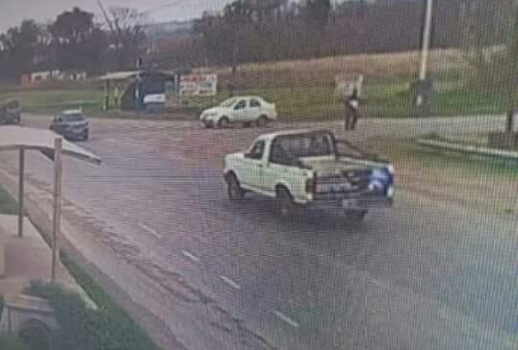 Acceso norte. El vehículo quedó grabado por una de las cámaras de seguridad.