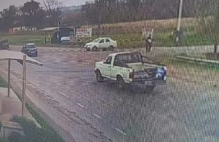 Acceso norte. El vehículo quedó grabado por una de las cámaras de seguridad.