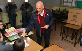 Imagen de Bonfatti vot&oacute; temprano y se refiri&oacute; al corte de luz