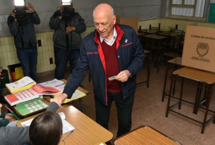 Imagen de Bonfatti votó temprano y se refirió al corte de luz