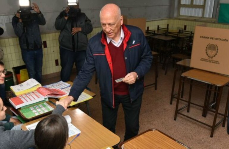 Imagen de Bonfatti votó temprano y se refirió al corte de luz