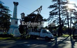 En la plaza. Empleados municipales trabajaban para poner en condiciones la Plaza tras el temporal y dejarla impecable para el acto.