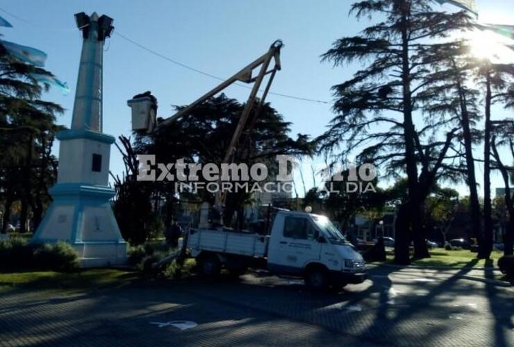 En la plaza. Empleados municipales trabajaban para poner en condiciones la Plaza tras el temporal y dejarla impecable para el acto.