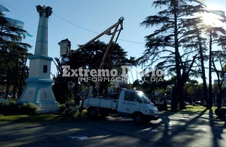 En la plaza. Empleados municipales trabajaban para poner en condiciones la Plaza tras el temporal y dejarla impecable para el acto.