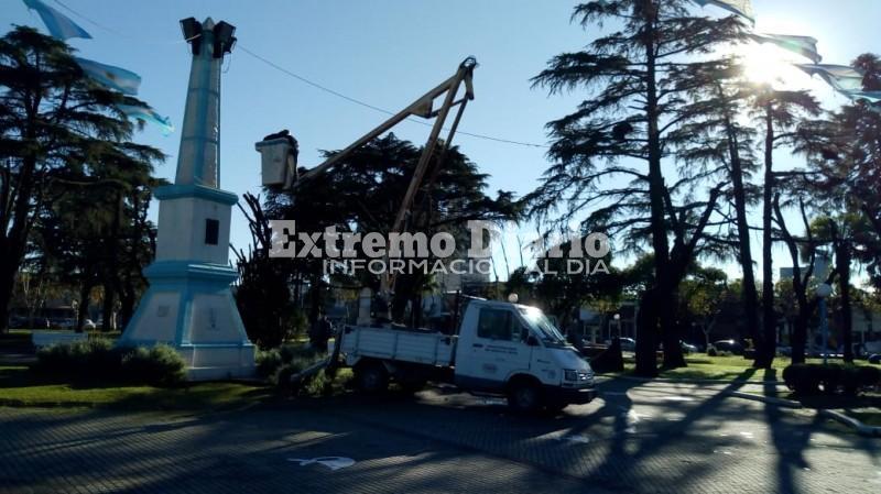 En la plaza. Empleados municipales trabajaban para poner en condiciones la Plaza tras el temporal y dejarla impecable para el acto.
