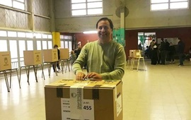 El momento de la votaci&oacute;n. El actual Presidente Comunal renov&oacute; su mandato con una clara victoria en las urnas.