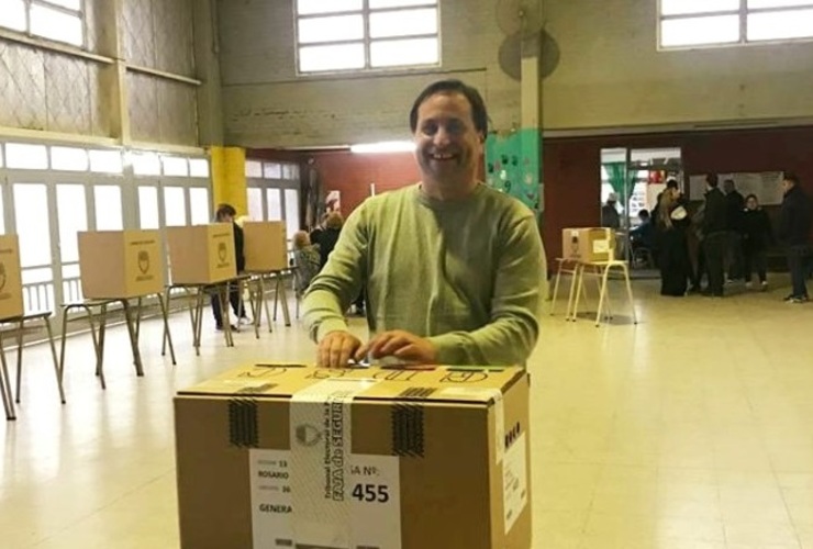 El momento de la votación. El actual Presidente Comunal renovó su mandato con una clara victoria en las urnas.