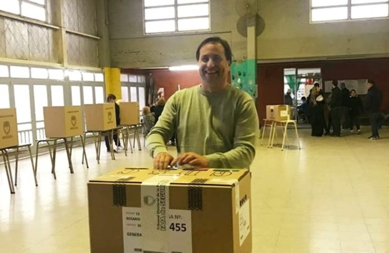 El momento de la votación. El actual Presidente Comunal renovó su mandato con una clara victoria en las urnas.