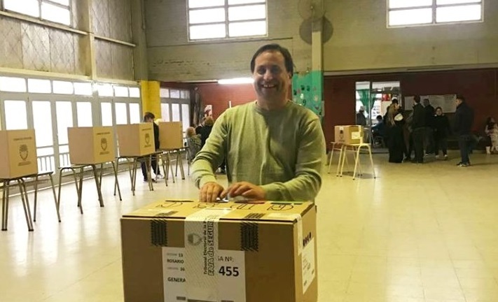 El momento de la votación. El actual Presidente Comunal renovó su mandato con una clara victoria en las urnas.