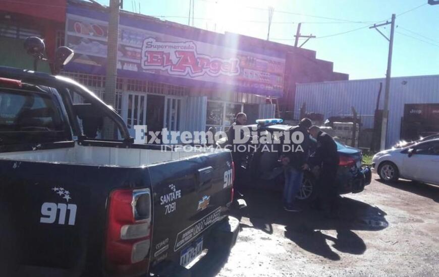 El policial del d&iacute;a. Fue este mediod&iacute;a en el supermercado de acceso a la autopista.