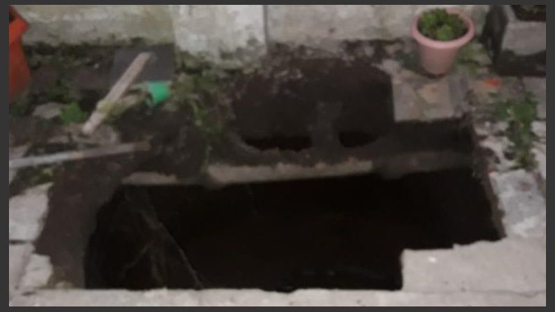 El pozo al cual se cayeron los habitantes de la casa.  Foto: Ministerio de Seguridad