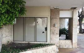 Imagen de Le rompieron los vidrios a baldosazos