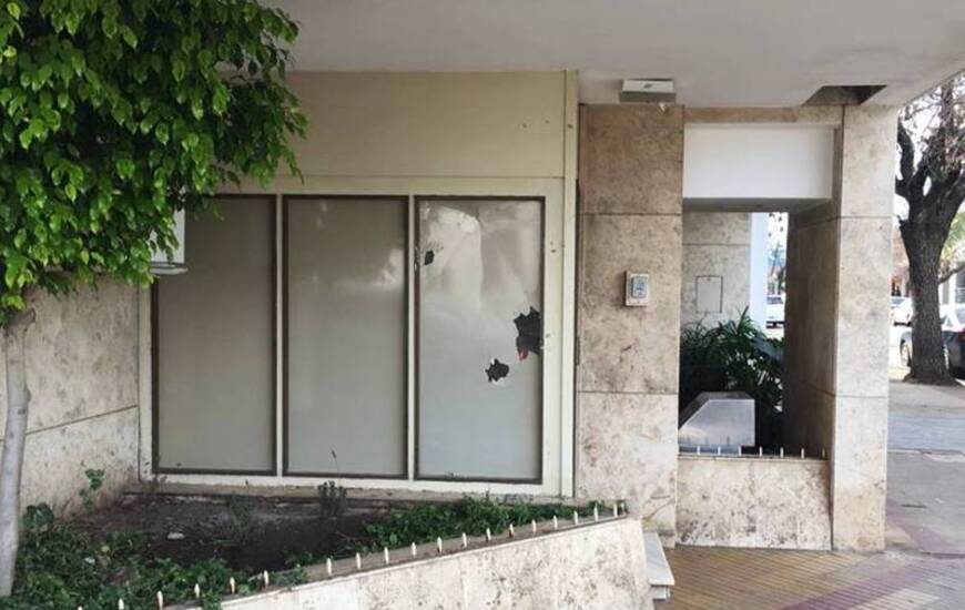 Imagen de Le rompieron los vidrios a baldosazos
