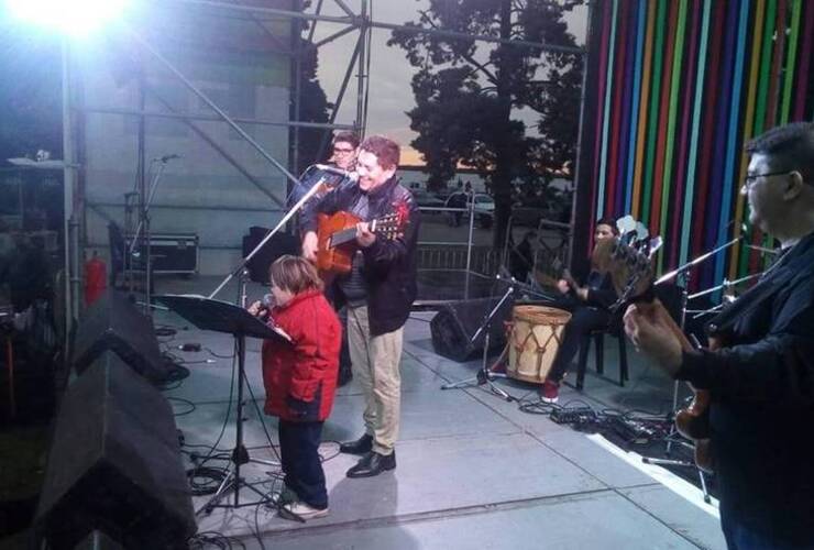 Imagen de Facu Kuszlak subió al escenario en el Monumento a la Bandera