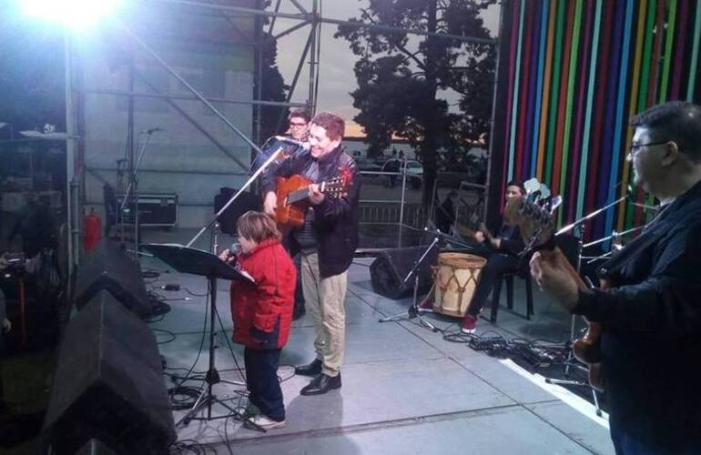 Imagen de Facu Kuszlak subió al escenario en el Monumento a la Bandera