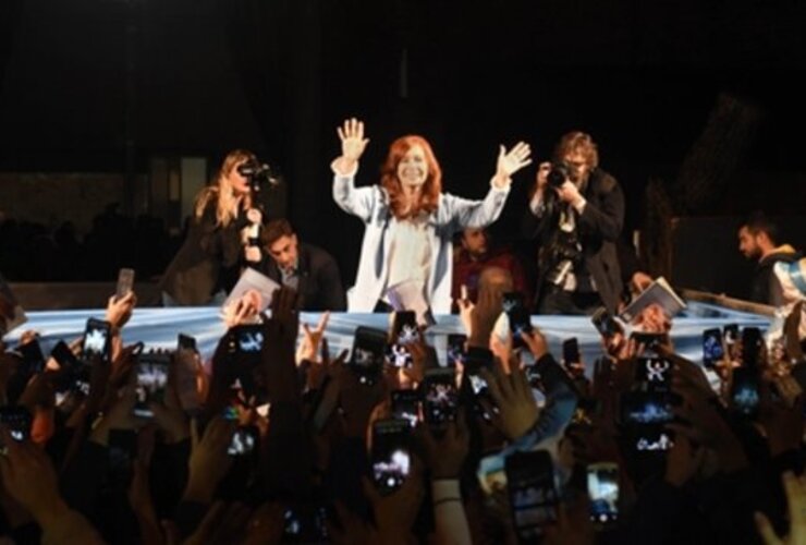 Puertas Afuera. Cristina Fern&aacute;ndez de Kirchner, tras el acto de presentaci&oacute;n de libro, sali&oacute; al encuentro de una multitud.