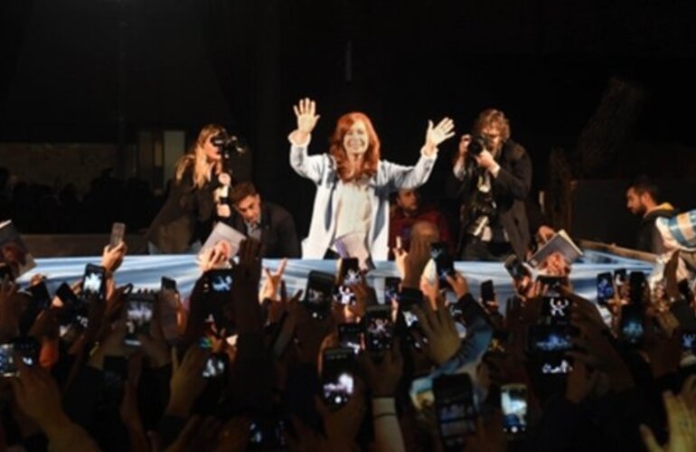 Puertas Afuera. Cristina Fernández de Kirchner, tras el acto de presentación de libro, salió al encuentro de una multitud.