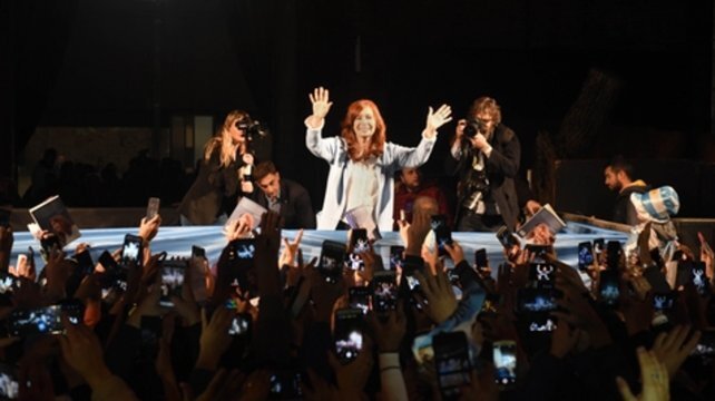 Puertas Afuera. Cristina Fern&aacute;ndez de Kirchner, tras el acto de presentaci&oacute;n de libro, sali&oacute; al encuentro de una multitud.