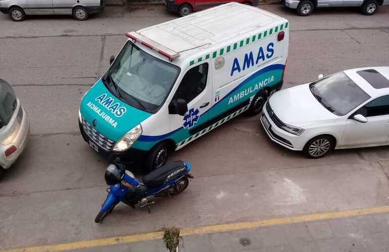 Imagen de Estacion&oacute; su moto en el sector exclusivo para las ambulancias