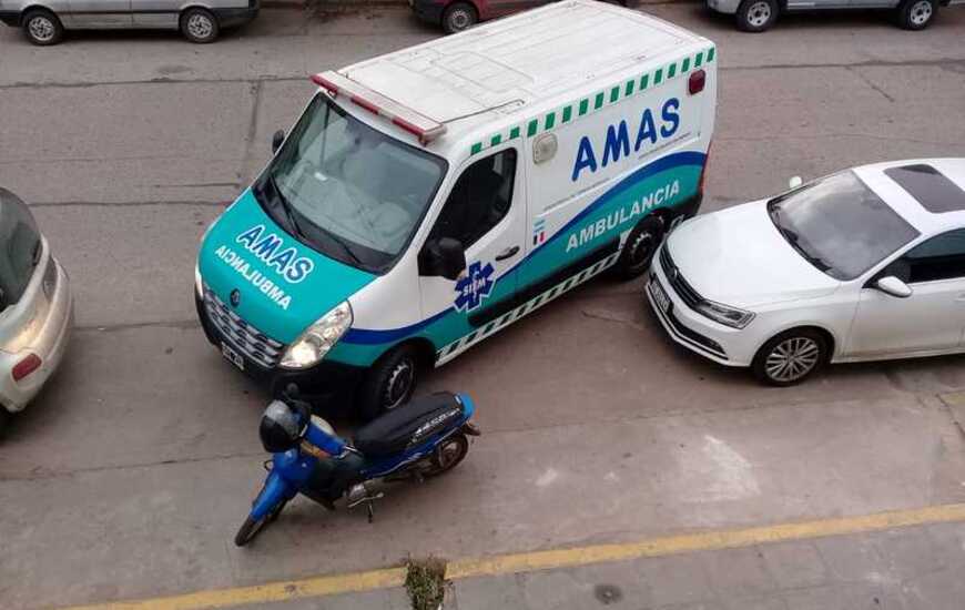 Imagen de Estacion&oacute; su moto en el sector exclusivo para las ambulancias