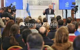 El gobernador Miguel Lifschitz firm&oacute; este martes una serie de convenios para el recambio de luminarias led .