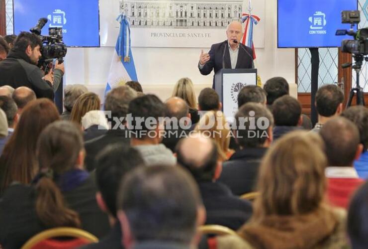 El gobernador Miguel Lifschitz firmó este martes una serie de convenios para el recambio de luminarias led .