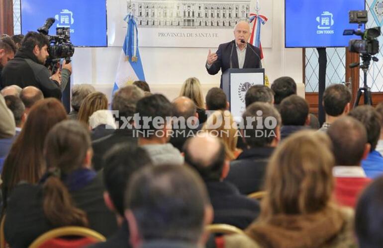 El gobernador Miguel Lifschitz firmó este martes una serie de convenios para el recambio de luminarias led .