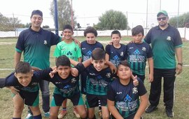 Ni&ntilde;os, ni&ntilde;as y adultos disfrutan del f&uacute;tbol lejos de las calles.