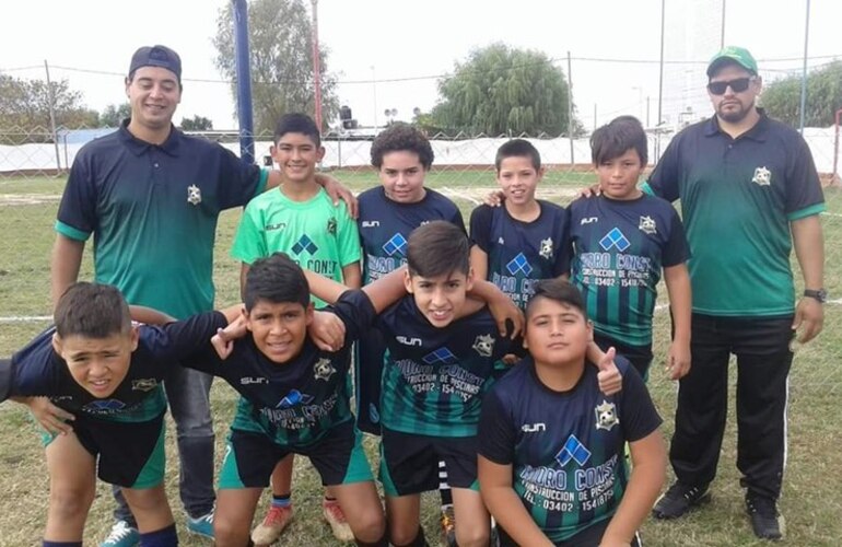 Niños, niñas y adultos disfrutan del fútbol lejos de las calles.